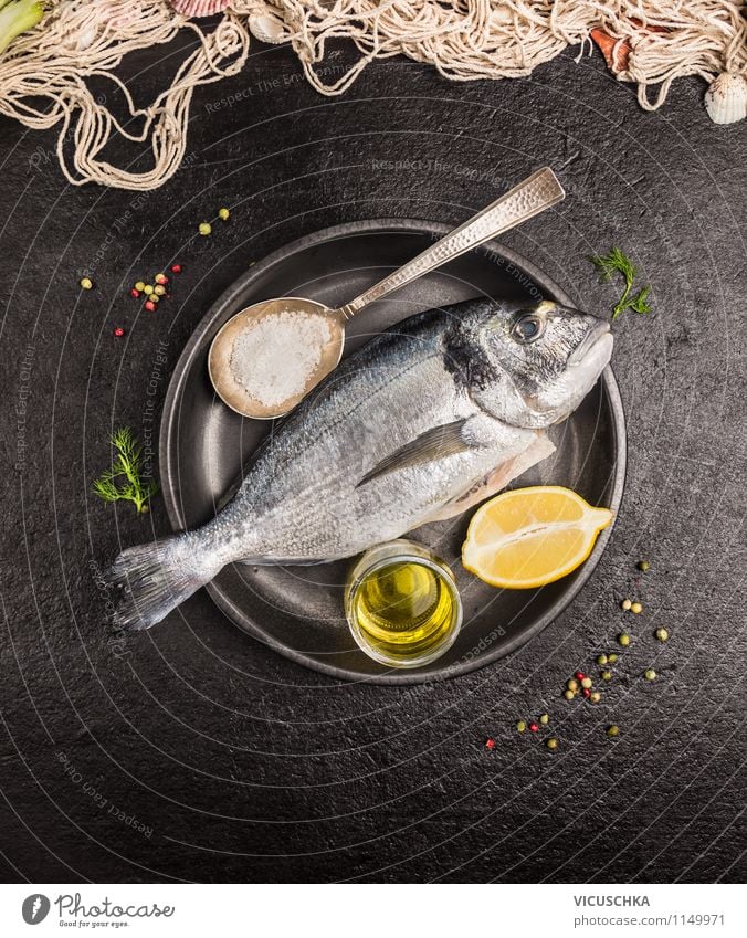 Fisch mit Öl und Zitrone zubereiten Lebensmittel Kräuter & Gewürze Ernährung Mittagessen Abendessen Festessen Bioprodukte Vegetarische Ernährung Diät Teller