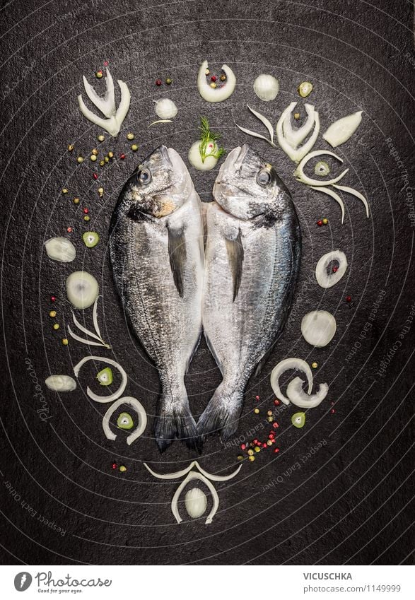 Dorado Fisch beschmückt mit Zwiebelscheiben Festessen Stil Design Gesunde Ernährung Leben Tisch Küche Restaurant Hintergrundbild Protein roh Essen