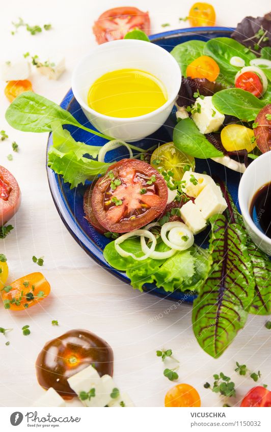 Sommer Salat mit Tomaten und Feta Käse Lebensmittel Milcherzeugnisse Gemüse Salatbeilage Kräuter & Gewürze Öl Ernährung Mittagessen Bioprodukte
