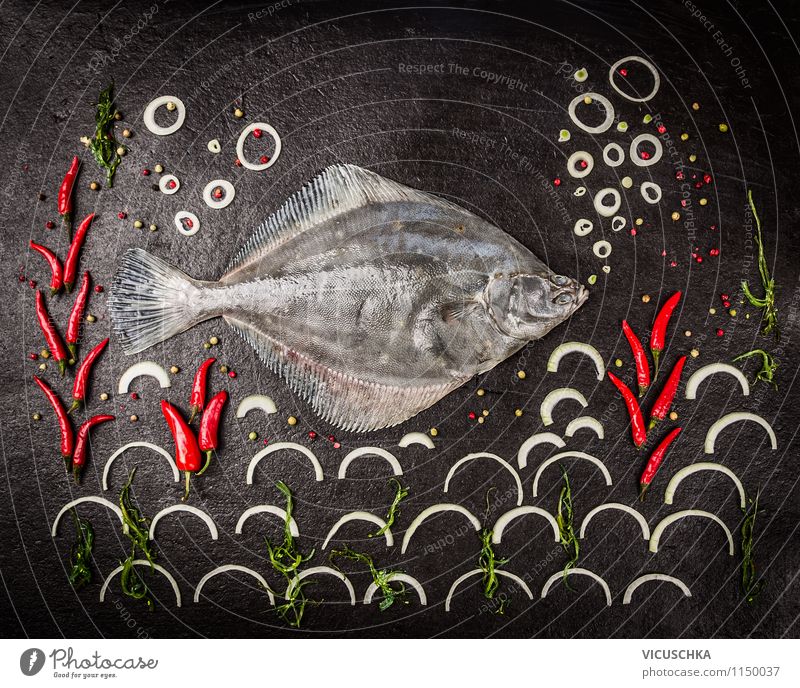 Rohe Scholle Fisch, Composing auf schwarzem Hintergrund Lebensmittel Kräuter & Gewürze Öl Ernährung Bioprodukte Vegetarische Ernährung Diät Stil Design