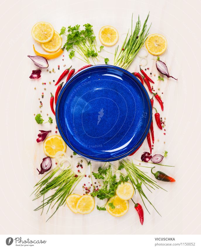 Leere blaue Teller umrahmt mit frischen Kräuter und Gweürze Lebensmittel Gemüse Salat Salatbeilage Frucht Kräuter & Gewürze Ernährung Festessen Bioprodukte