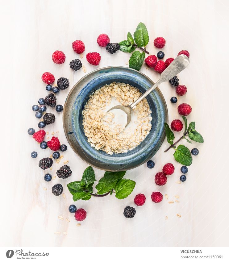 Gesundes Frühstück - Haferflocken mit Milch und Beeren Lebensmittel Milcherzeugnisse Frucht Getreide Kräuter & Gewürze Ernährung Bioprodukte