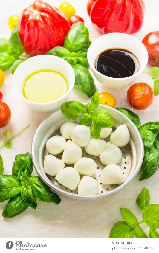 Frische Tomaten, Mozzarella und Basilikum Lebensmittel Gemüse Salat Salatbeilage Kräuter & Gewürze Öl Mittagessen Büffet Brunch Picknick Bioprodukte