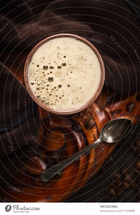 Tasse Kaffee auf rustikalen dunklem Hintergrund Lebensmittel Getränk Heißgetränk Löffel Stil Design retro Gefühle Café Hintergrundbild altehrwürdig Cappuccino