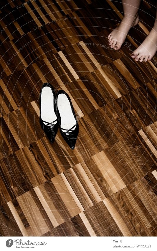 shoe-ting Schuhe Damenschuhe Zehen Parkett Laminat Holzfußboden Streifen Muster dunkel braun Wohnzimmer high heels Fuß Bodenbelag Kontrast shoes