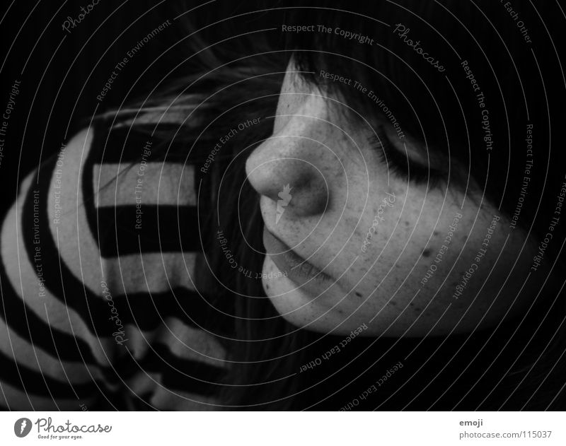 Janine Sommersprossen schwarz weiß grau trist Denken Pullover gestreift Frau Vogelperspektive Porträt feminin Jugendliche schön Trauer Gedanke Verzweiflung rein