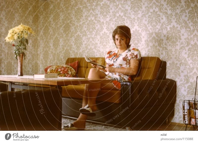 Ach damals... (2) Wohnung Siebziger Jahre Hippie Blumenmuster Tapete Blumenvase Stillleben geschmackvoll Frau Kleid Minirock Schlappen Haare & Frisuren Sofa