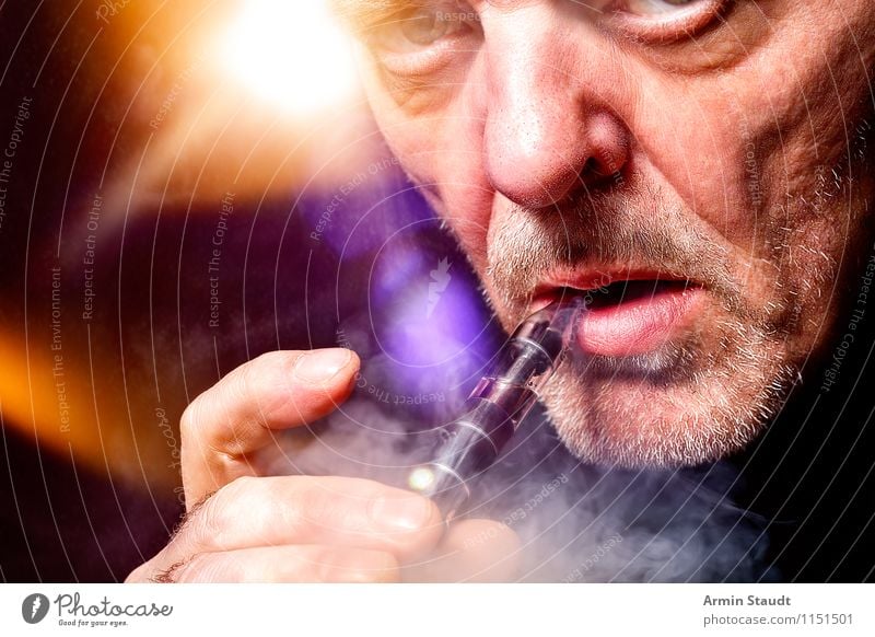 E-Zigarette Lifestyle Stil Rauchen Rauschmittel Wohlgefühl Zufriedenheit Erholung Duft Freizeit & Hobby Nachtleben Technik & Technologie Mensch maskulin Mann