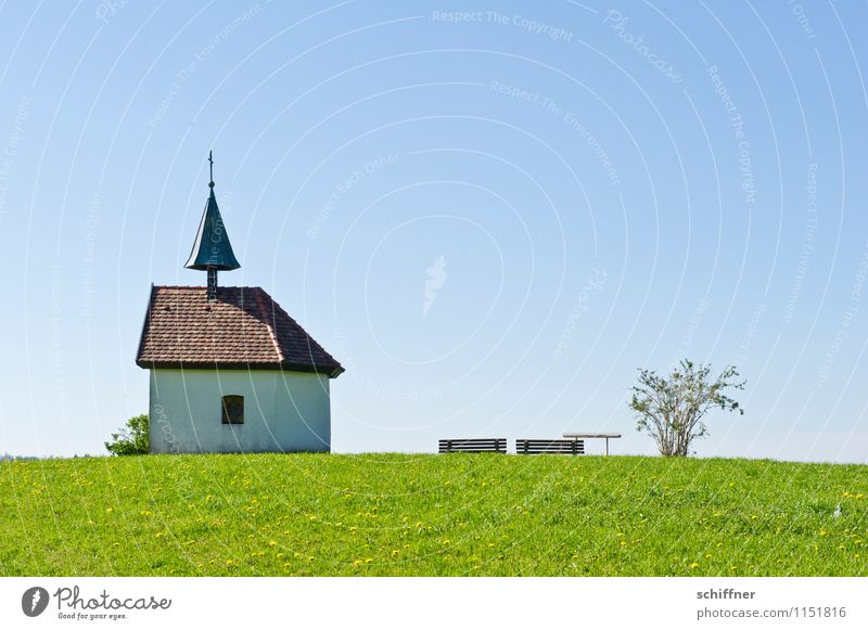 Kapellelele Landschaft Pflanze Wolkenloser Himmel Schönes Wetter Gras Sträucher Grünpflanze Bauwerk blau grün Religion & Glaube Kirche Bank Wiese Hügel