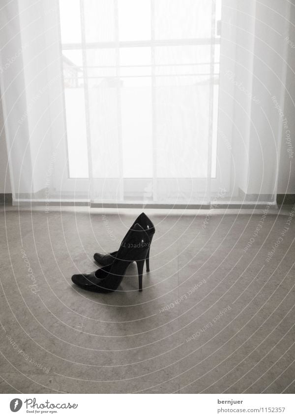 Promises Mode Leder Schuhe Damenschuhe laufen elegant Erotik glänzend kalt Kitsch modern schwarz eitel ästhetisch Stolz High heels Stöckelschuh paarweise
