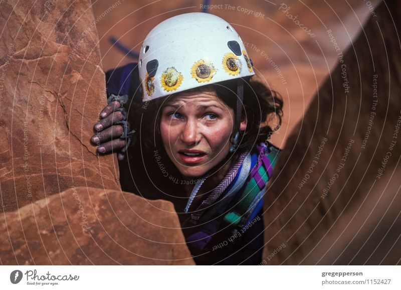 Weiblicher Kletterer klammert sich in Richtung zum Gipfel. Erholung Abenteuer Klettern Bergsteigen Erfolg Seil Frau Erwachsene Felsen selbstbewußt Kraft Mut