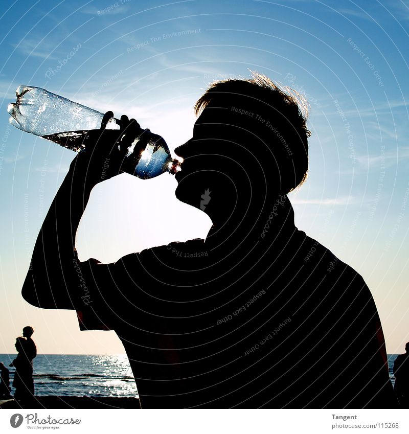 Sommer Strand Meer Erfrischung Getränk trinken Mineralwasser Physik Freizeit & Hobby Sonne Wasser Flasche Jugendliche Wetter Wärme Schatten Silhouette