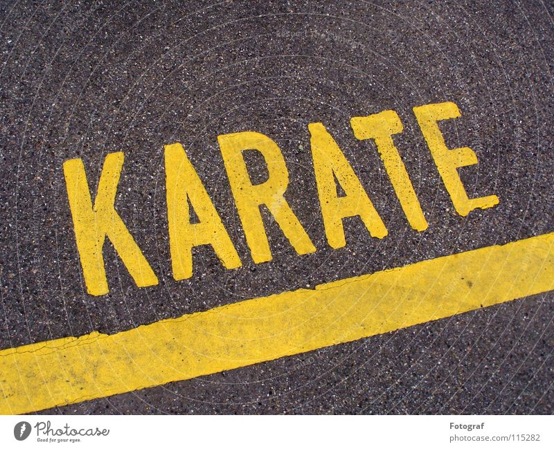 Street Fighter. Karate Kampfsport Asphalt Parkplatz grau-gelb Linie Typographie Beschriftung Asien Verkehrswege Buchstaben Schriftzeichen street Straße letter
