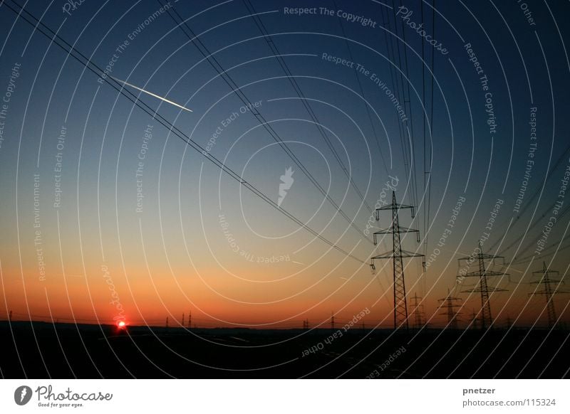 Auf dem Weg nach Hause ... Sonnenuntergang rot Verlauf schwarz Elektrizität Freude Himmel blau orange Landschaft Strommast Leitung Energiewirtschaft