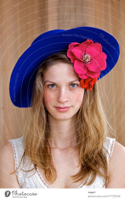 Frida Stil feminin Junge Frau Jugendliche 1 Mensch 18-30 Jahre Erwachsene Accessoire Blumen Hut blond langhaarig authentisch schön natürlich weich blau rosa