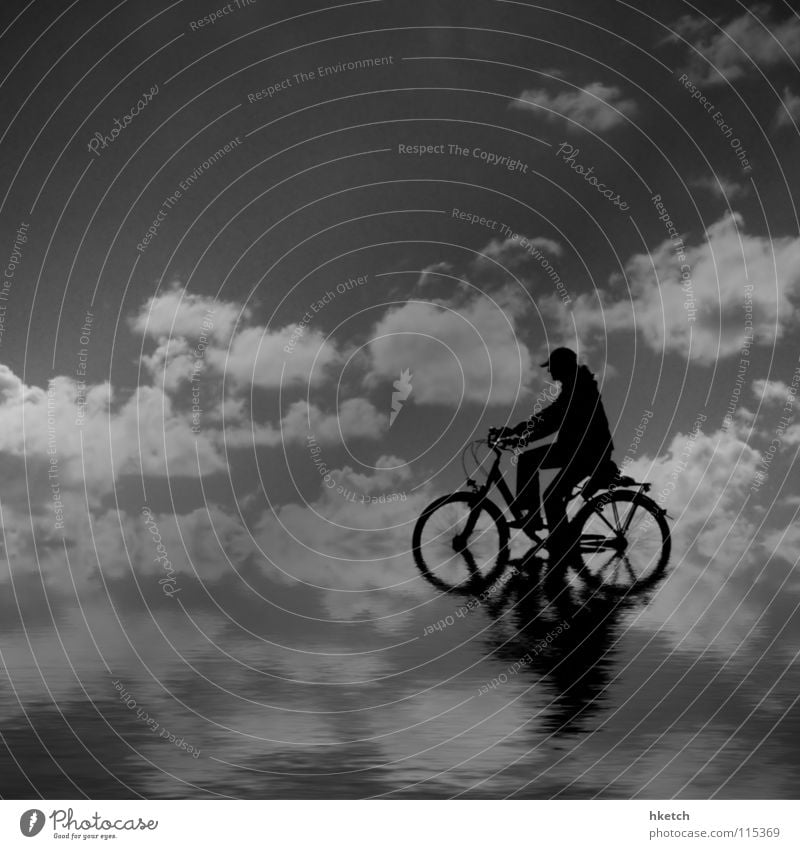 Wasserrad Fahrrad Meer Wolken Reflexion & Spiegelung Horizont Unendlichkeit Ferne Einsamkeit Schwarzweißfoto Himmel