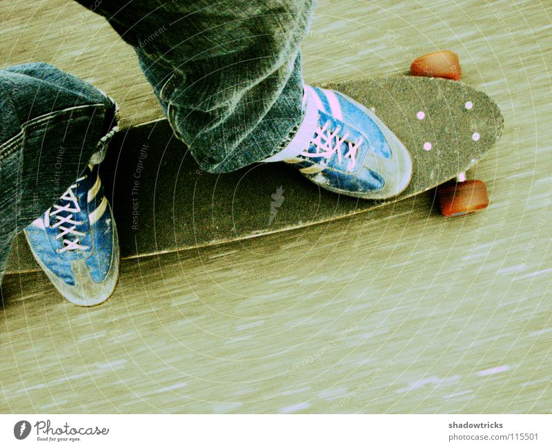 Unterwegs fahren unterwegs Geschwindigkeit Unschärfe Schuhe Hose rot Skateboarding grau Beton Verkehr Bewegung Rolle Körnung Straße Beine Jeanshose blau