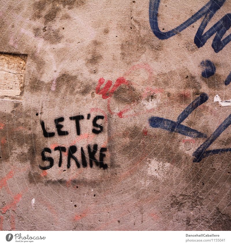 Graffiti auf Wand lass uns streiken Streik Demokratie Konflikt & Streit protestieren Demonstration Arbeit & Erwerbstätigkeit Gewerkschaft Tarif Kundgebung