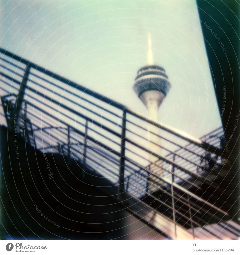 D Himmel Schönes Wetter Düsseldorf Stadt Treppe Treppengeländer Sehenswürdigkeit Wahrzeichen Rheinturm Farbfoto Außenaufnahme Polaroid Menschenleer Tag