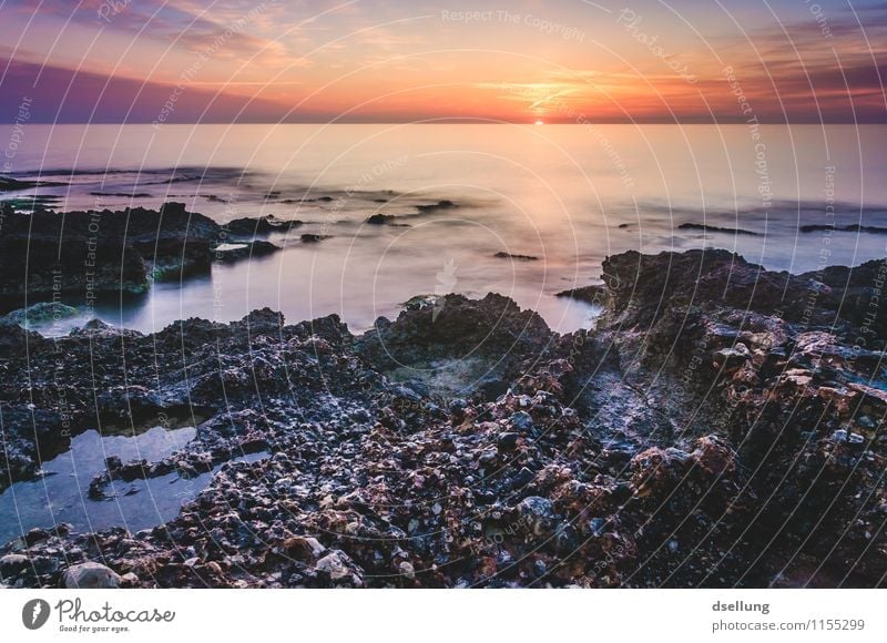 ein schöner Tag. Landschaft Wasser Himmel Wolken Sonnenaufgang Sonnenuntergang Sommer Schönes Wetter Felsen Wellen Küste Mittelmeer orange rot schwarz Romantik