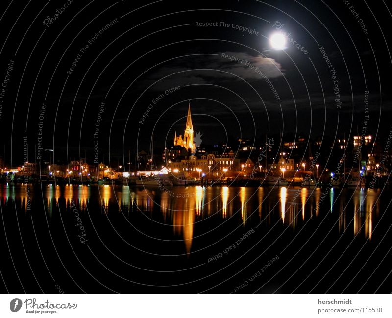 Flensnight Flensburg Nacht Reflexion & Spiegelung Wolken Langzeitbelichtung dunkel schwarz Mond Wasser Licht Himmel Norden Skyline Stadtlicht Wasserspiegelung