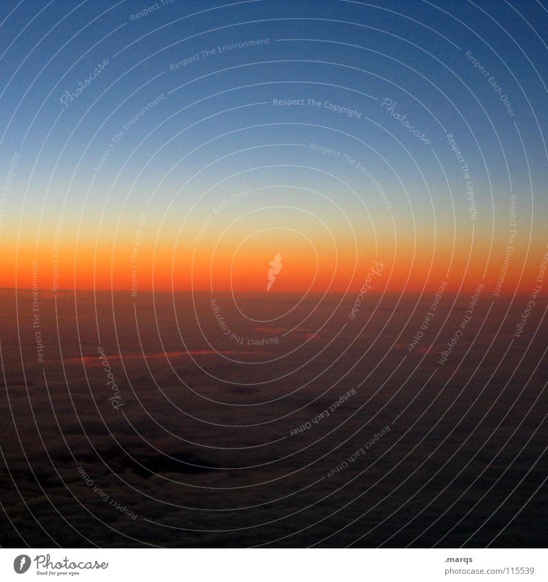 Rise Sonnenaufgang Sonnenuntergang Farbverlauf Verlauf Himmel Abdeckung Flugzeug Wolken Dämmerung weiß rot Horizont Jahreszeiten Luftverkehr Dusk Dawn sunrise