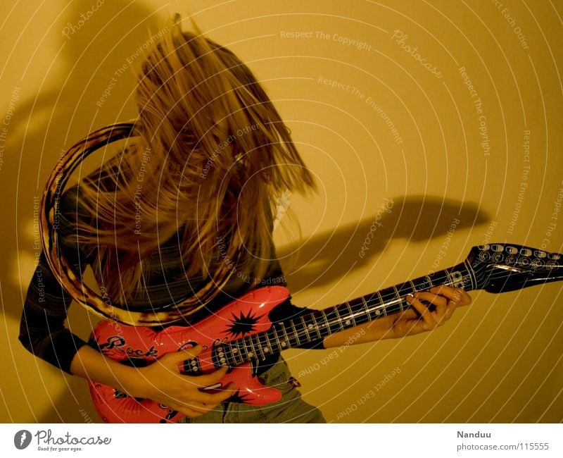 Sex, Drugs & Rock'n'Roll Elektrogitarre Kopfschütteln Rocker trashig möchtegern Musik Proletarier Freude Konzert Entertainment Rockmusik Gitarre Luftgitarre