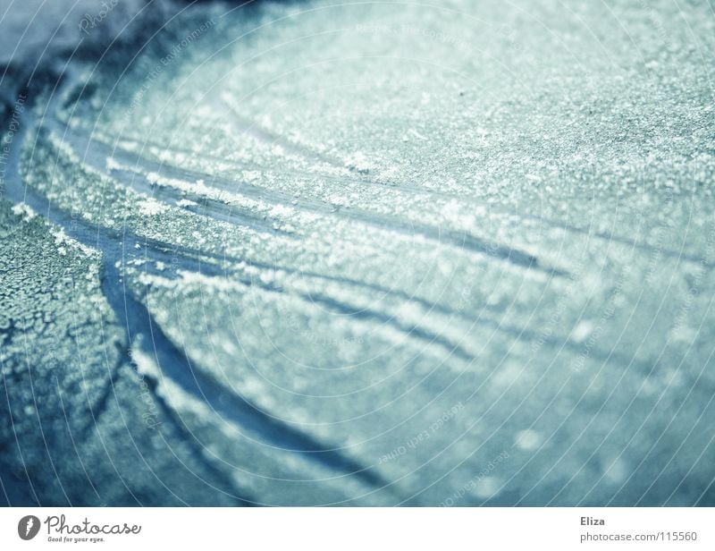Spuren auf gefrorenem blauen Hintergrund Kratzer Eiskratzen See kalt Eiskristall Wintersport Eisfläche Schnee glänzend bläulich eisig Scheibe Schlittschuhlaufen