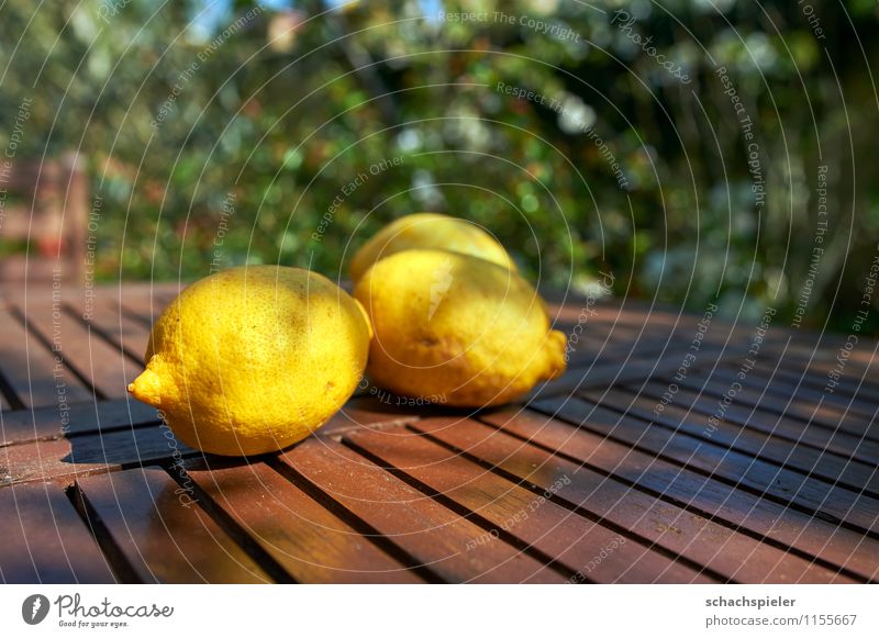 Vitamin C aufgetischt I Lebensmittel Frucht Zitrone Tischplatte frisch Gesundheit saftig braun gelb grün genießen Farbfoto Außenaufnahme Menschenleer Tag