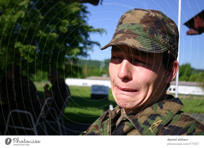 ,Das Militär ist hart! Trauer Krieg Dienst Soldat Mann Traurigkeit war military Leben tarn Bundeswehr weinen Tränen