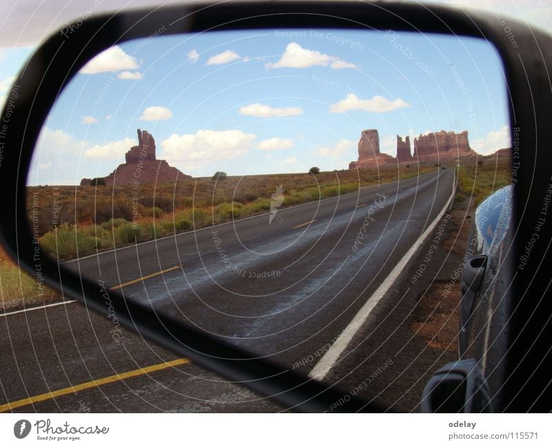 objects in mirror Rückspiegel Arizona Utah USA Erde Sand Wüste PKW Autobahn Monument Valley John Ford-Country Himmel Felsen