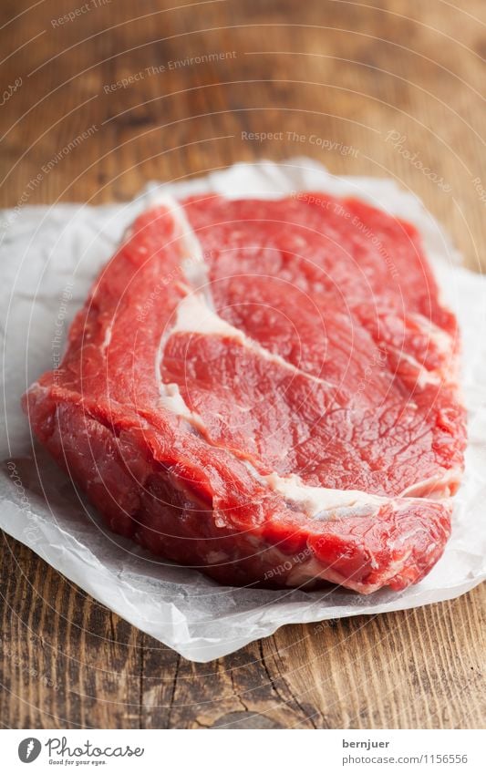 Fleischeslust Lebensmittel Slowfood ästhetisch gut Sauberkeit braun rot Lebensfreude Steak Rindersteak Rinderlende Lende roh rustikal Portion lecker frisch