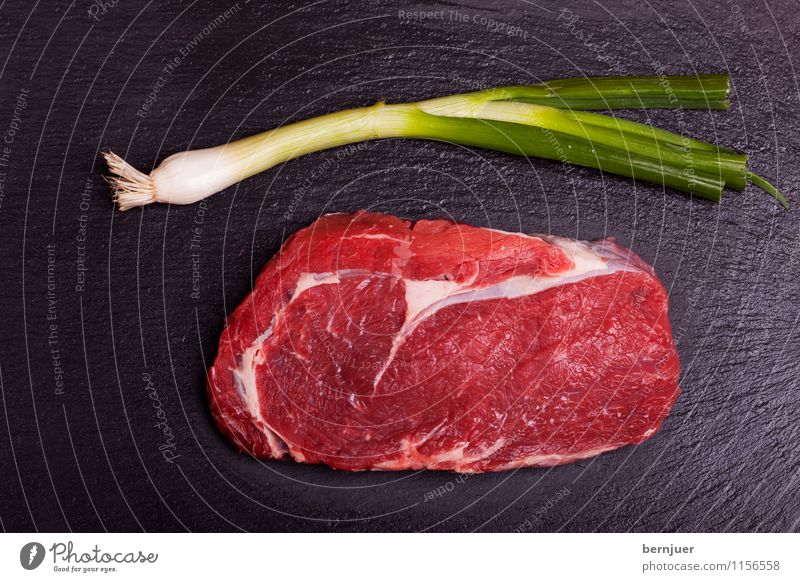 Frühlingssteak Lebensmittel Fleisch Gemüse Bioprodukte gut lecker authentisch Rinderlende Steak Rindersteak Frühlingszwiebel roh Schiefer Fett marmoriert frisch