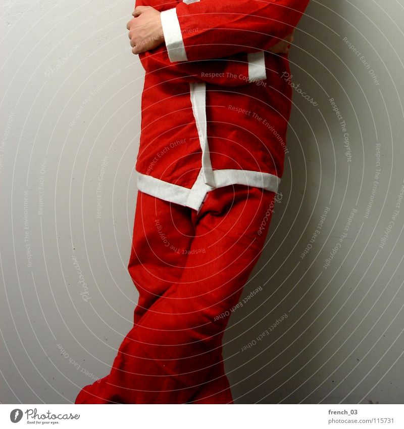Kopfloser Weihnachtsmann festlich Feiertag rot weiß Kittel Mann Hand Hose Anzug gekreuzt Wand grau Schatten kopflos Trauer Zusammensein Feste & Feiern Gebet