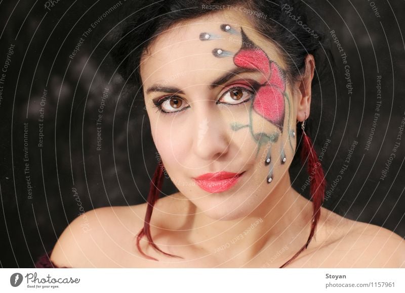 Kunst Make-up auf schöne Frau mit roter Blume und grünen Blättern Haut Gesicht Kosmetik Schminke Lippenstift Wellness Mensch feminin Erwachsene Kopf Auge Ohr