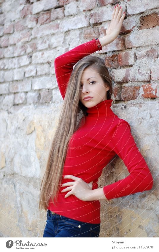 stilvolle Mädchen / Modell an der Wand mit roter Pullover Lifestyle Stil schön Junge Frau Jugendliche Leben Haare & Frisuren 1 Mensch 18-30 Jahre Erwachsene