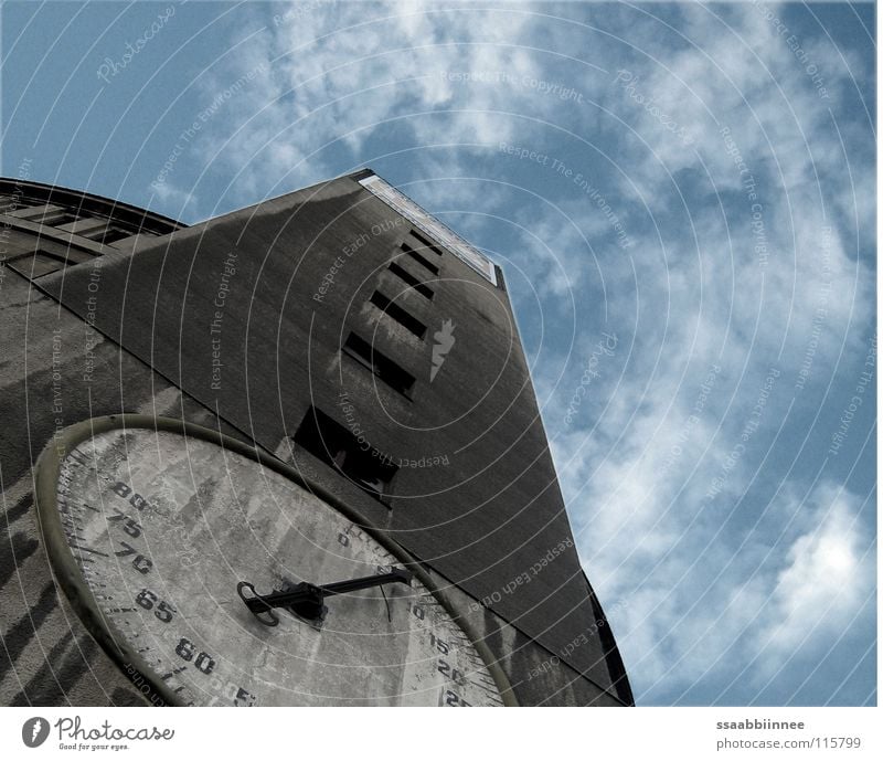 Unzeit Gasometer Zifferblatt Gebäude verfallen Dresden grau Wolken Industriebau Detailaufnahme Uhrenzeiger Himmel Niveau alt