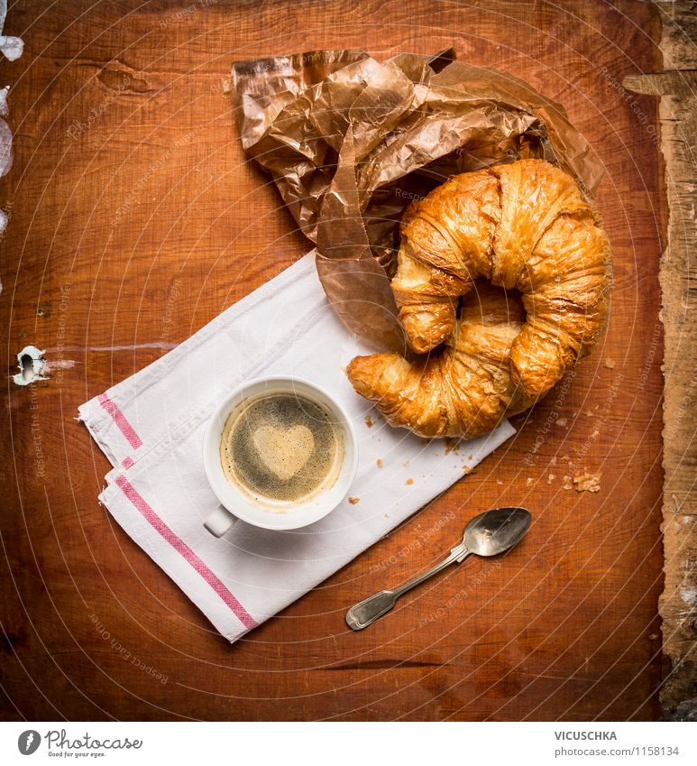 Kaffee und Croissant rustikal Lebensmittel Dessert Ernährung Frühstück Getränk Espresso Tasse Löffel Stil Design Tisch Küche Zeichen Herz Liebe Stimmung Freude