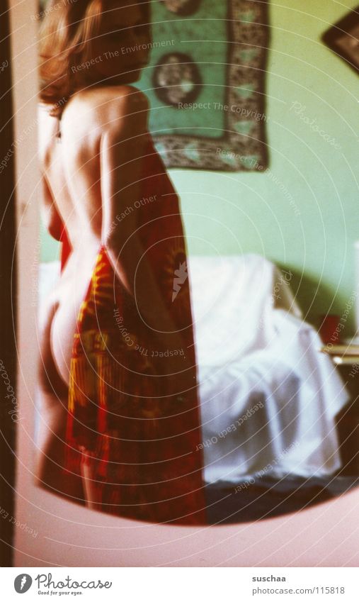 inventur .. Sofa Wand Wohnung Hippie nackt umhüllen mehrfarbig Spiegel Reflexion & Spiegelung Frau verträumt Denken Sehnsucht Akt Wohnzimmer Tuch Rücken