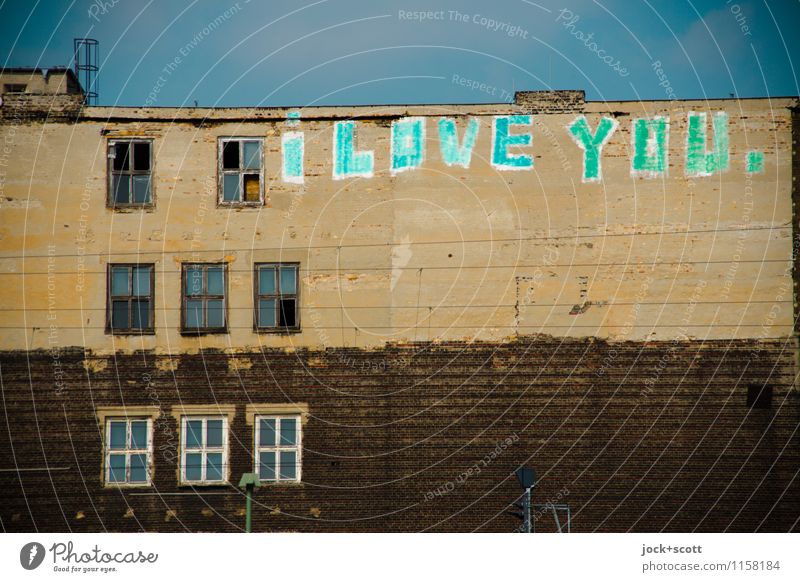 I love you. schreib es an jede Wand Typographie Straßenkunst Wolkenloser Himmel Friedrichshain Haus Fassade Fenster Wort Verliebtheit Kreativität Leidenschaft