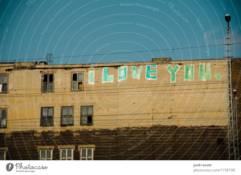 I love you. schreib es an jede Wand 2.0 Typographie Straßenkunst Wolkenloser Himmel Friedrichshain Haus Fassade Fenster positiv Verliebtheit Kreativität