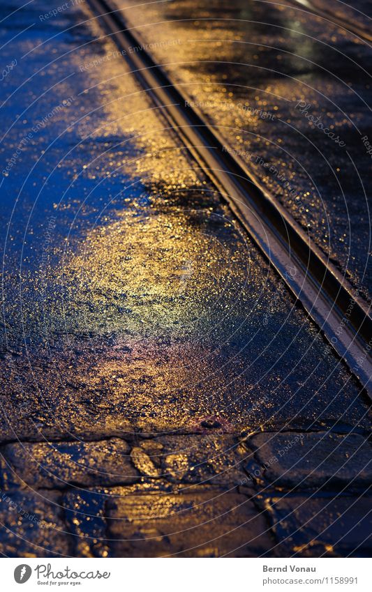 FR UT | Feuchtfröhlich Verkehr Öffentlicher Personennahverkehr Straßenkreuzung blau gelb schwarz Schienenverkehr dunkel Kopfsteinpflaster Metall nass