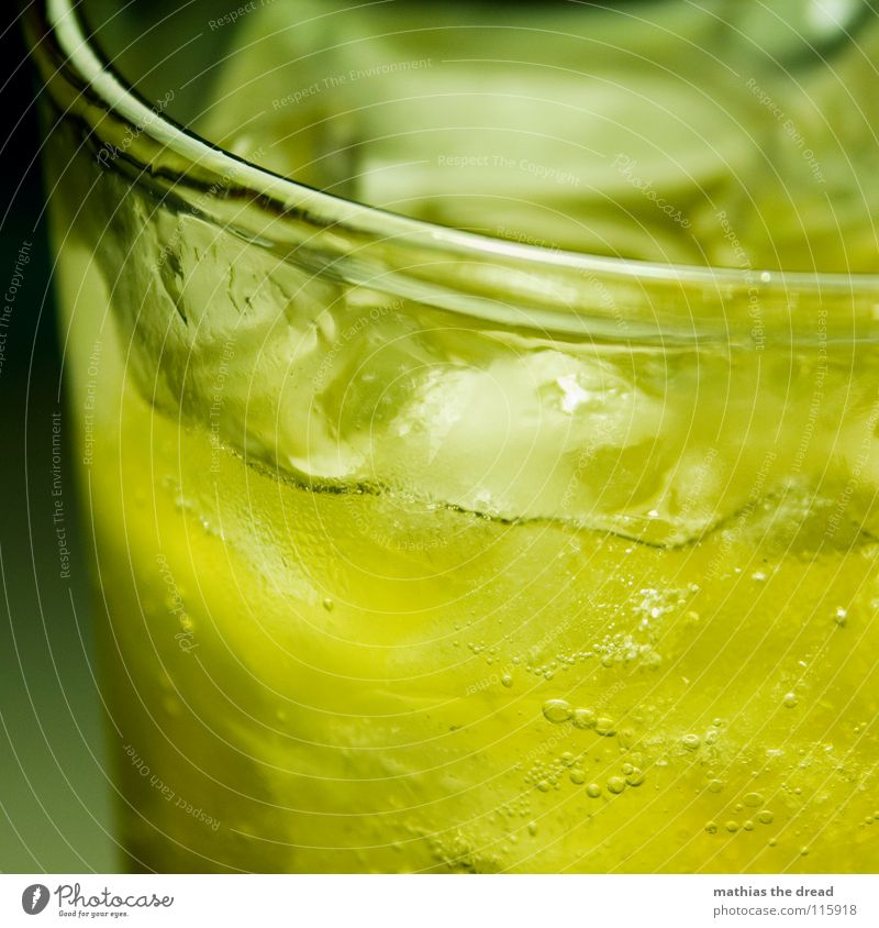 kühles Nass III Eiswürfel Licht Kunstlicht Becherrand Glas Am Rand Flüssigkeit kalt kühlen gelb Luftblase Limonade Getränk trinken Durstlöscher Alkohol