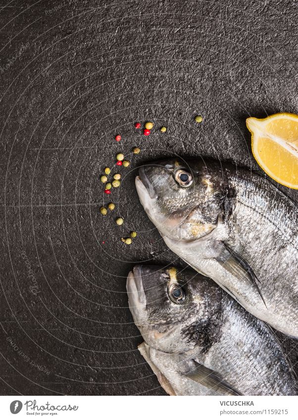 Fisch mit Zitrone auf dunklem Hintergrond Lebensmittel Ernährung Bioprodukte Vegetarische Ernährung Diät Stil Design Gesunde Ernährung Natur Dorade Dorado