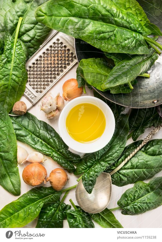 Gesund essen: Spinat und Zutaten Lebensmittel Gemüse Salat Salatbeilage Suppe Eintopf Kräuter & Gewürze Öl Ernährung Mittagessen Bioprodukte