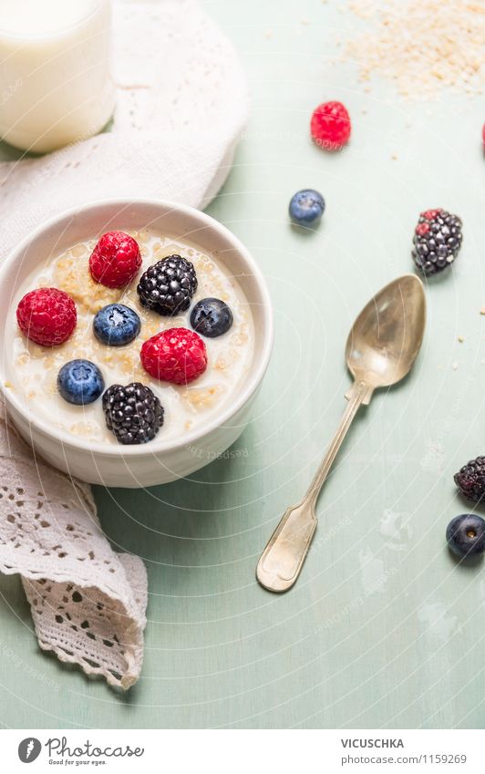 Gesundes Frühstück mit Hafer Kleie, Milch und Beeren Lebensmittel Milcherzeugnisse Frucht Getreide Ernährung Bioprodukte Vegetarische Ernährung Diät Teller