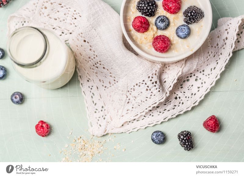 Haferflockenbrei mit Milch und Beeren Lebensmittel Milcherzeugnisse Frucht Getreide Ernährung Frühstück Bioprodukte Vegetarische Ernährung Diät Getränk