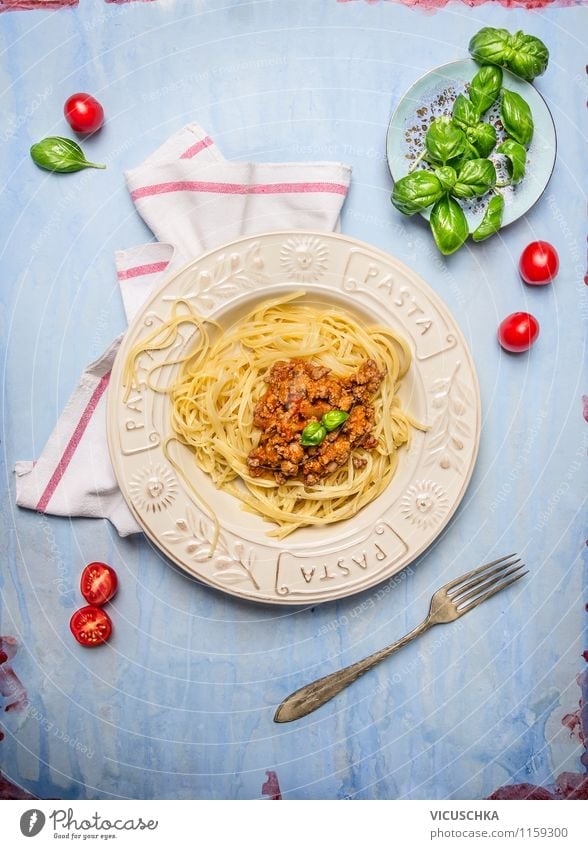 Lunch Teller mit Spaghetti Bolognese Lebensmittel Fleisch Gemüse Kräuter & Gewürze Öl Ernährung Mittagessen Bioprodukte Italienische Küche Geschirr Gabel Stil