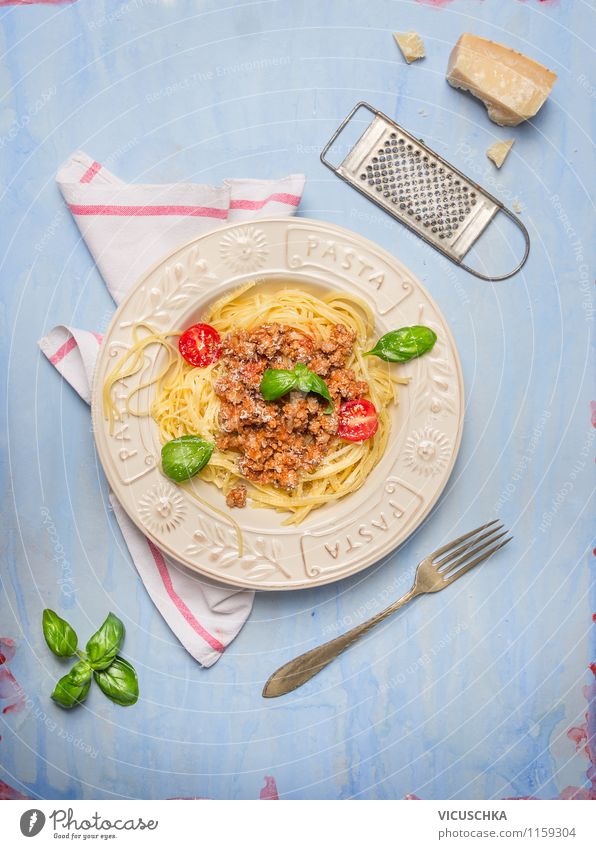 Spaghetti bolognese, composing auf blauem Holztisch Lebensmittel Fleisch Käse Gemüse Teigwaren Backwaren Kräuter & Gewürze Öl Ernährung Mittagessen Bioprodukte