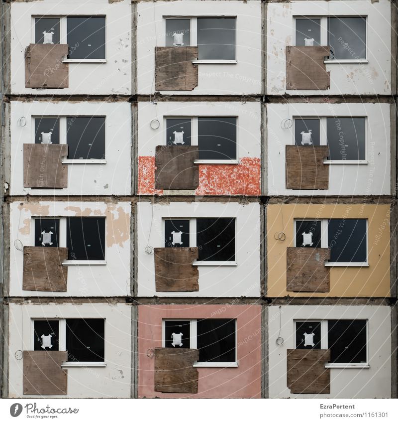 500 Häusliches Leben Wohnung Haus Hausbau Renovieren Bauwerk Gebäude Architektur Mauer Wand Fassade Fenster Stein Beton Holz Glas Linie alt ästhetisch dreckig